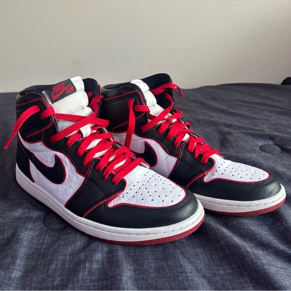 Size 10.5 - Jordan 1 Retro High OG Bloodline 2019 - Picture 2 of 7